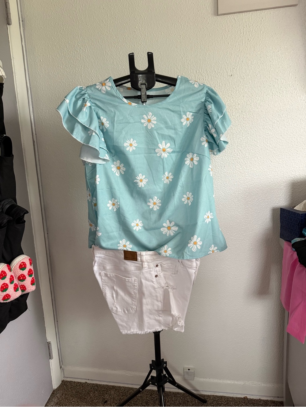 American Eagle Outfitters Light Blue Daisy Print Ruffle Sleeve Top